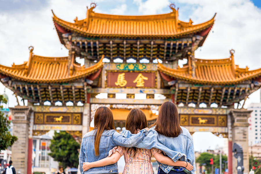 Templo chino con una familia